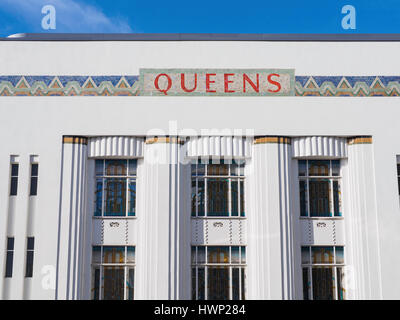 Original Art-Deco-Fassade des alten Königinnen Kinos, Queensway, Bayswater, London, jetzt einen Luxus-Appartementhaus Stockfoto