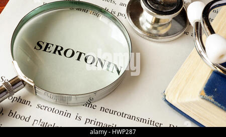 Serotonin, die auf einer Seite geschrieben. Menschliche Hormone. Stockfoto