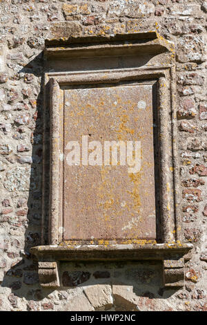 Inschrift auf der Wand außen Kanzel der alten St. Leonards Church in dem Dorf Sutton Veny, Wiltshire Stockfoto