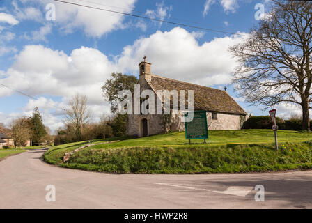 Malerische St. James Church im Dorf Wiltshire in Tytherington, England, Großbritannien. Eine kleine denkmalgeschützte Dorfkirche aus dem 12. Jahrhundert. Stockfoto