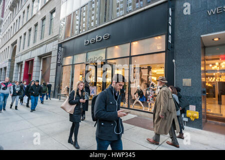 Ein Bebe Damenbekleidung speichern im Herald Square in New York auf Dienstag, 21. März 2017. Bebe wird berichtet, dass all seine Geschäfte geschlossen und werden nur eine Online-Präsenz. Der Plan ist ein Versuch für die Frauen-Bekleidungs-Einzelhändler, Beantragung des Insolvenzverfahrens zu vermeiden. (© Richard B. Levine) Stockfoto