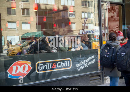 Eis-Liebhaber genießen ihre freie Vanille Kegel bei einer Dairy Queen in New York auf die Kette fest am ersten Tag des Frühlings, freier Kegel-Tag, Montag, 20. März 2017. Dairy Queen ist eines der Unternehmen, die von Warren Buffett Berkshire Hathaway gesteuert. (© Richard B. Levine) Stockfoto