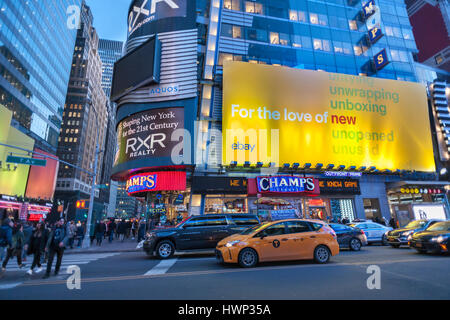 Werbung für Online-shopping Riese eBay auf dem Times Square in New York auf Dienstag, 21. März 2017. eBay wird berichtet, dass seine Werbung, Beseitigung von outsourcing der Anzeigenverkauf und Fokussierung auf Anzeigen innerhalb des eBay-Ökosystems zuzunehmen. (© Richard B. Levine) Stockfoto