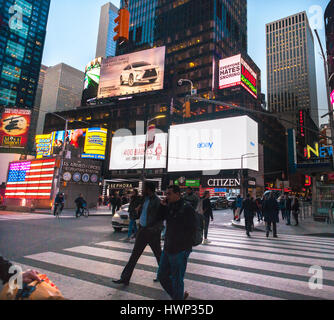 Werbung für Online-shopping Riese eBay auf dem Times Square in New York auf Dienstag, 21. März 2017. eBay wird berichtet, dass seine Werbung, Beseitigung von outsourcing der Anzeigenverkauf und Fokussierung auf Anzeigen innerhalb des eBay-Ökosystems zuzunehmen. (© Richard B. Levine) Stockfoto