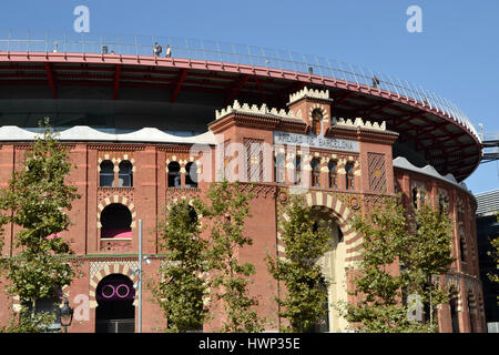 Blick auf das Einkaufszentrum Las Arenas (alte Stierkampfarena) in Barcelona, Spanien Stockfoto