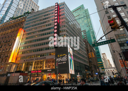 Ein spanking neue Foot Locker Store am Times Square in New York am Dienstag, 21. März 2017. Trotz der allgemeinen Krankheitsgefühl berichtet bewirken Einzelhändler Foot Locker vor kurzem vierten Quartal das Ergebnis, die Erwartungen der Analysten schlagen.  (© Richard B. Levine) Stockfoto