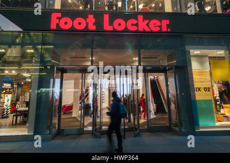 Ein spanking neue Foot Locker Store am Times Square in New York am Dienstag, 21. März 2017. Trotz der allgemeinen Krankheitsgefühl berichtet bewirken Einzelhändler Foot Locker vor kurzem vierten Quartal das Ergebnis, die Erwartungen der Analysten schlagen.  (© Richard B. Levine) Stockfoto