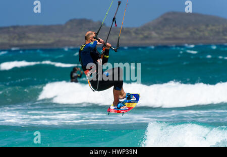 Kitesurfer über die Wellen springen Stockfoto