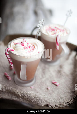 Heiße Schokolade mit Sahne und zerquetschten Zuckerstangen Stockfoto