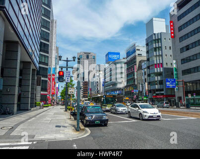 Hiroshima Innenstadt, Innenstadt, Hauptstraße, Ampeln. Business-Center und Wolkenkratzern.  Japan-Stadtbild. Stockfoto