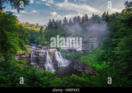 Kleine Taschen von Nebel fegen in und out, hängen über den legendären Blackwater fällt von West Virginia an einem frühen Sommermorgen. Stockfoto