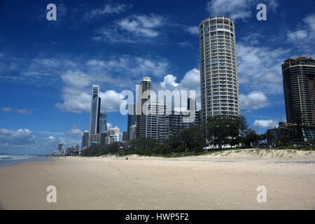 Panoramablick von Hochhäusern vom Strand in Surfers Paradise Stockfoto