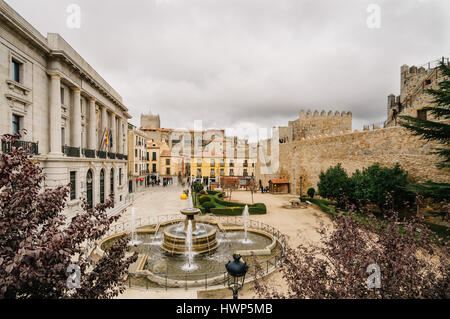 Avila, Spanien - 11. November 2014: Die mittelalterlichen Mauern von Avila, Kathedrale und Platz. Die alte Stadt und seine extramuralen Kirchen wurden eine Welt erklärt. Stockfoto