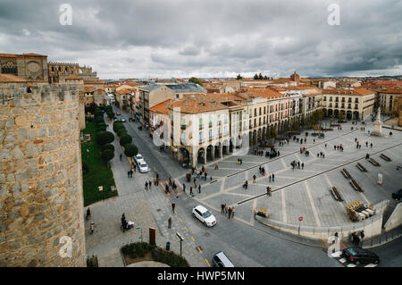 Avila, Spanien - 11. November 2014: Stadtbild von Avila von mittelalterlichen Mauern einen bewölkten Tag. Die alte Stadt und seine extramuralen Kirchen wurden eine Welt erklärt. Stockfoto