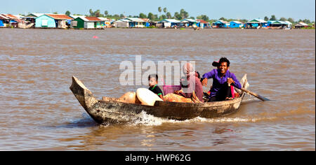 Kambodschanische Familie Überschrift auf den Markt in ihrem Boot am auf dem Tonle Sap Fluss bei Kampong Chhnang Stockfoto