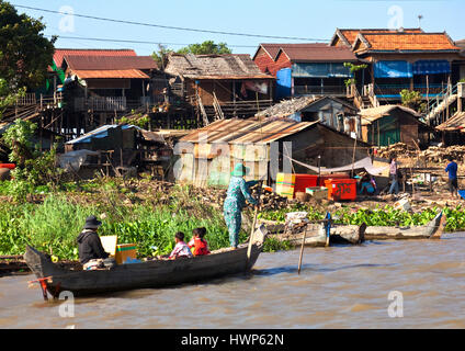 Kambodschanischen Familie unterwegs mit dem Boot zum Einkaufen bei Kampong Chhnang Stockfoto