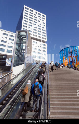 Utrecht, Niederlande, 15. März 2017: Menschen auf der Rolltreppe zu Neustadt-Büro in der niederländischen Stadt Utrecht Stockfoto