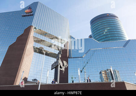 Utrecht, Niederlande, 15 2017: Arbeitnehmer machen Sie eine Pause auf Balkon des Rabobank-Hauptsitz im niederländischen Stadt Utrecht in den Niederlanden am sonnigen Sprin Stockfoto