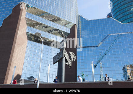 Utrecht, Niederlande, 15 2017: Arbeitnehmer machen Sie eine Pause auf Balkon des Rabobank-Hauptsitz im niederländischen Stadt Utrecht in den Niederlanden am sonnigen Sprin Stockfoto