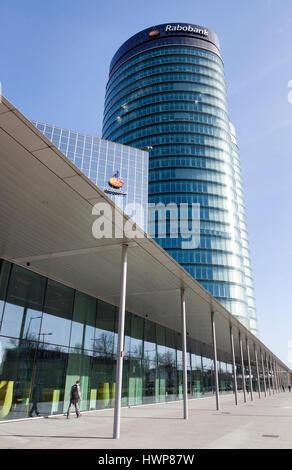 Utrecht, Niederlande, 15 2017: Mann geht vor Rabobank Hauptsitz im niederländischen Stadt Utrecht in den Niederlanden Stockfoto