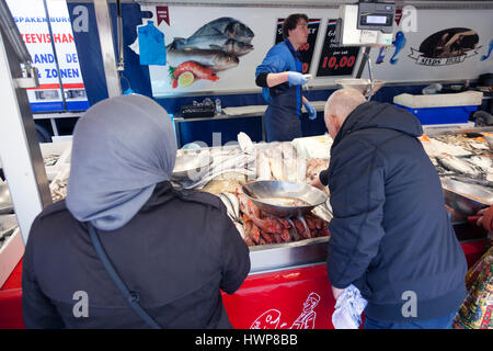 Utrecht, Niederlande, 15. März 2017: frischer Fisch und Kunden auf dem Markt von Utrecht in den Niederlanden Stockfoto