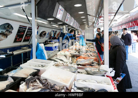 Utrecht, Niederlande, 15. März 2017: frischer Fisch und Kunden auf dem Markt von Utrecht in den Niederlanden Stockfoto