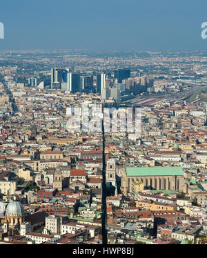 Panorama von Neapel - Ansicht der Spaccanapoli Street teilen Stadtzentrum; Business Distrikt Centro Direzionale Wolkenkratzer sind im Hintergrund Stockfoto