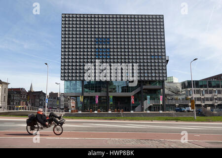 Utrecht, Niederlande, 15. März 2017: Mann auf Liegerad vor Konzertsaal Tivoli Vredenburg in der niederländischen Stadt Utrecht Stockfoto