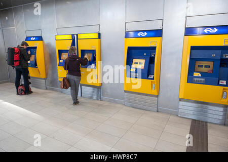 Utrecht, Niederlande, 15. März 2017: Passagiere Tickets am Automaten am Hauptbahnhof Utrecht in den Niederlanden kaufen Stockfoto