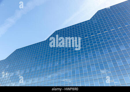 Utrecht, Niederlande, 15. März 2017: Glasfassade des Rabobank-Hauptsitzes in der niederländischen Stadt widerspiegelt, Wolken und blauer Himmel Stockfoto