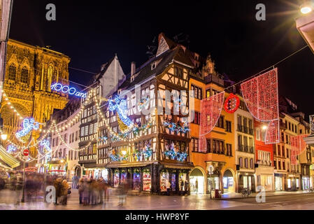 Gebäude in der Nähe der Kathedrale von Straßburg vor Weihnachten Stockfoto