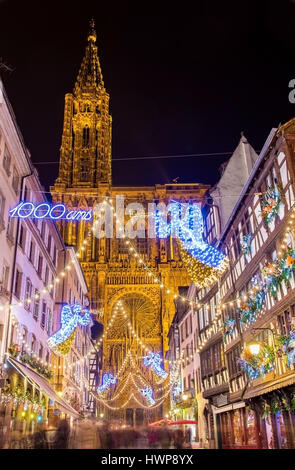 Weihnachtsschmuck in der Nähe der Kathedrale - Straßburg, Frankreich Stockfoto