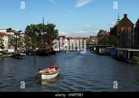 Leiden, Niederlande - Juli 2, 2014: Kleines Boot auf Kanal zwischen historischen Gebäude Kreuzfahrt in Richtung Leiden Stadtzentrum Stockfoto