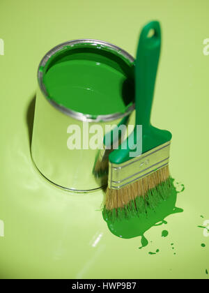Seitenansicht der Pinsel und Dose am grünen Tisch Stockfoto
