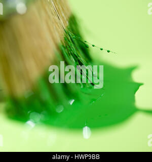 schlechte Pinsel mit grüner Farbe drauf Stockfoto