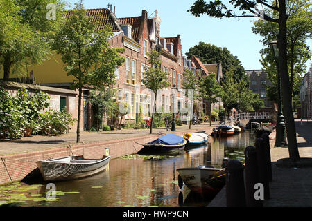 Leiden, Niederlande - Juli 2, 2014: Wohngebiet mit Canal und historische Häuser in Leiden in den Niederlanden Stockfoto