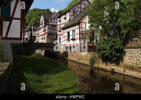 Creek gesäumt mit historischen Häusern und schmiedeeisernen Geländer im mittelalterlichen Dorf Monreal Deutschland Stockfoto