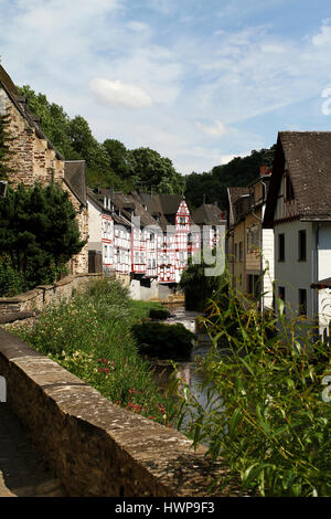 Creek gesäumt mit historischen Häusern und schmiedeeisernen Geländer im mittelalterlichen Dorf Monreal Deutschland Stockfoto