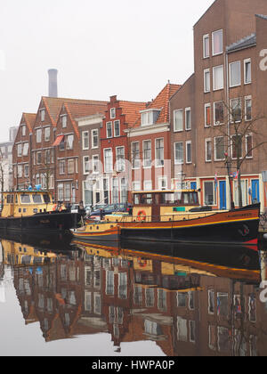 Häuser und Boote in Leiden Stockfoto