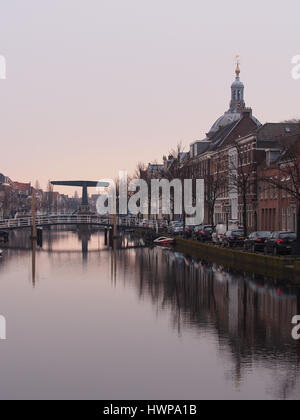 Die alte Kirche in der Nähe von marekerk einen Kanal in Leiden Stockfoto