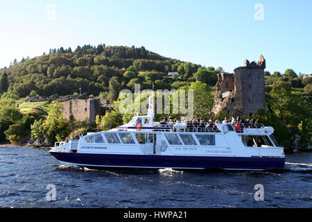 Jakobitische Kreuzfahrt/Tour Boot Kreuzfahrt durch die historische Burg Urquhart auf Loch Ness in Schottland. Stockfoto