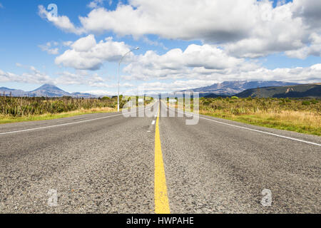 Auf dem Weg zum berühmten Tongariro Nationalpark in Neuseeland Nordinsel mit Ngauruhoe Vulkan Ruapehu eine rechts und links. Stockfoto