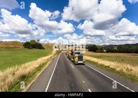 LKW-fahren auf dem Lande in der Nähe von Wellington in Neuseeland. Stockfoto