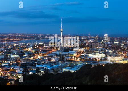 Dämmerung über Auckland CBD von der Spitze des Mt. Eden. Auckland ist die größte Stadt Neuseelands. Stockfoto