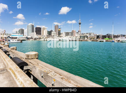 Viadukt Hafen in das Szeneviertel Wynyard in Auckland mit der Business-District-Skyline und den Sky Tower im Hintergrund in Neuseeland große Stockfoto