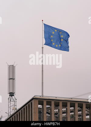 Die Flagge der Europäischen Union neben einer Handy-Turm auf einem Gebäude an einem trüben Tag, den Haag 2016 Stockfoto