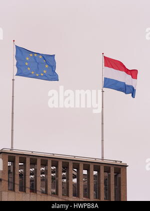 Die Europäische Union und die holländische Flaggen auf ein Gebäude an einem trüben Tag, den Haag 2016 Stockfoto