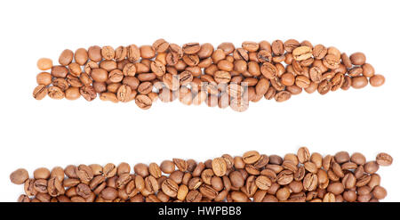 Angeordneten Kaffeebohnen isoliert auf weißem Hintergrund Stockfoto