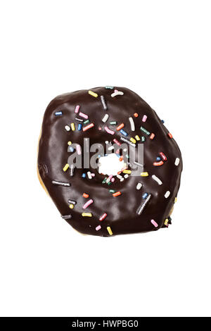 Schoko Donut mit Streuseln isoliert auf einem weißen Hintergrund mit Clipping-Pfad enthalten. Stockfoto