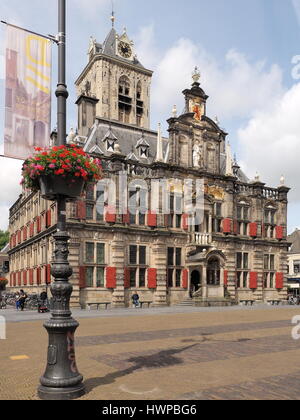 Delft, Niederlande - 6. Juli 2016: Das mittelalterliche Rathaus in der Stadt Delft am Hauptplatz der Stadt. Stockfoto